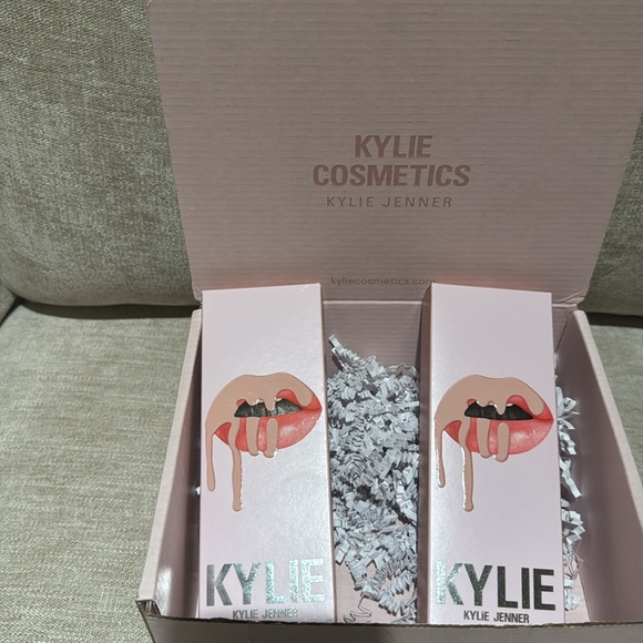 Kylie cosmetics Bare 700 matte brand new unused in the box lip kit. - Picture 5 of 6
